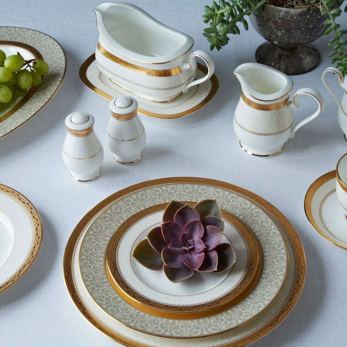 Gold Gravy Boat with Stand R2547